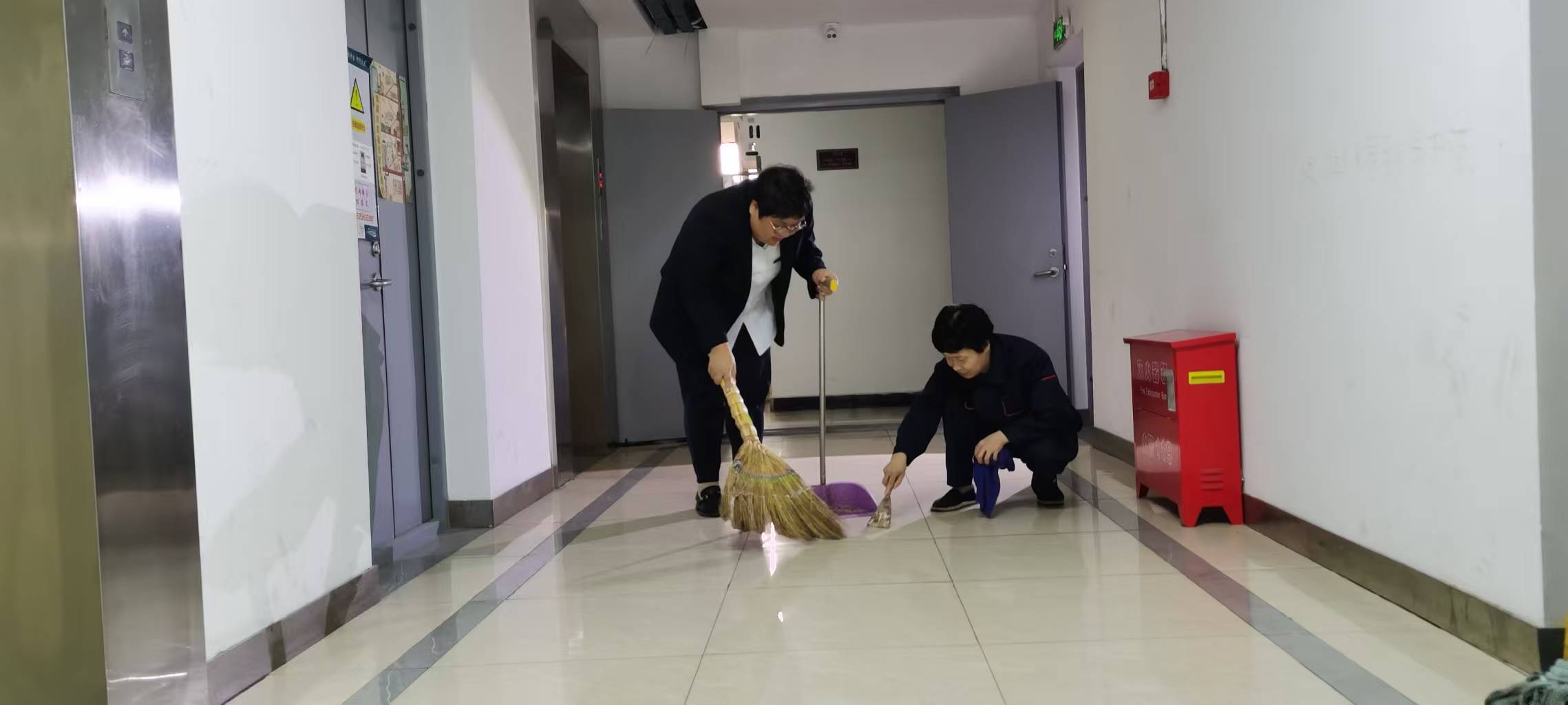 城運物業(yè)在華光大廈進行樓道清掃工作.jpg